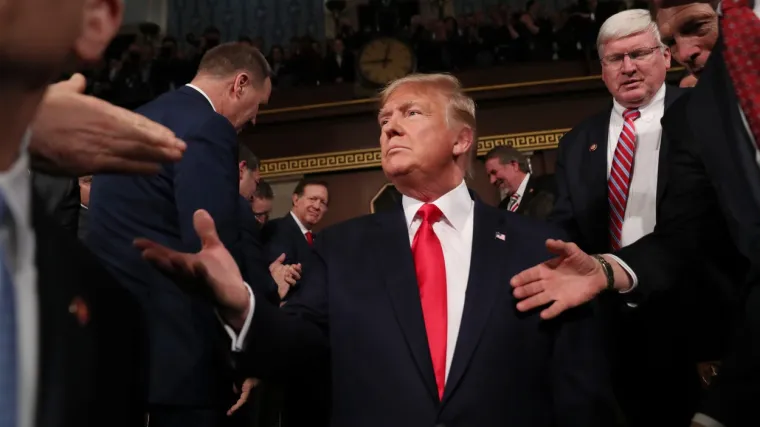 Hvalio se uspjesima, želi na Mars, prijetio teroristima...; Nancy Pelosi je kopiju tog govora - poderala