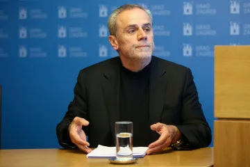 'Napisi da me treba ubiti, maknuti... to su ubodi komarca'; Otkrio tko ga može smijeniti: 'Služim njima!'