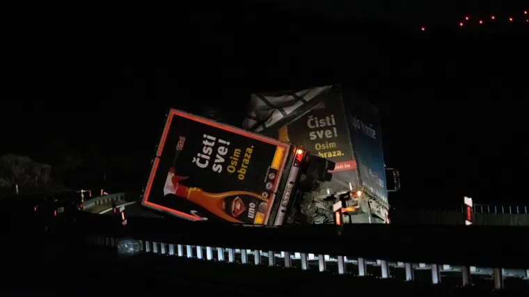 Pogledajte trenutak kad je bura prevrnula &scaron;leper u blizini Splita