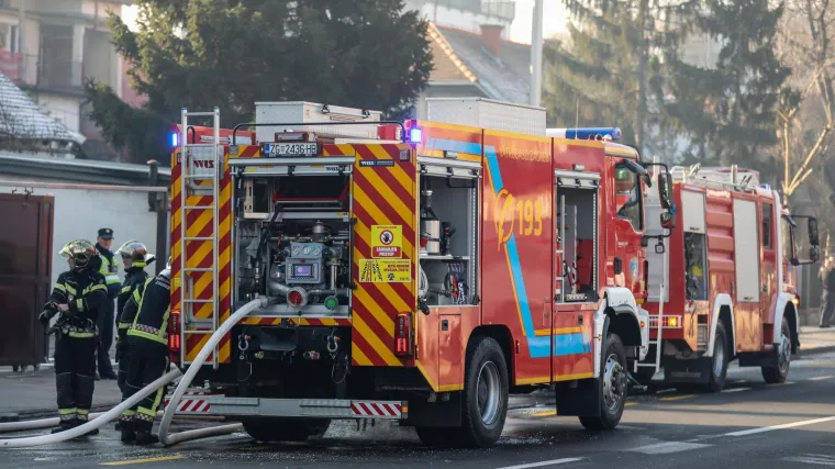 Planuo požar na krovu kafića u Jaku&scaron;evcu: Gasilo ga je 9 vatrogasaca s dva vozila