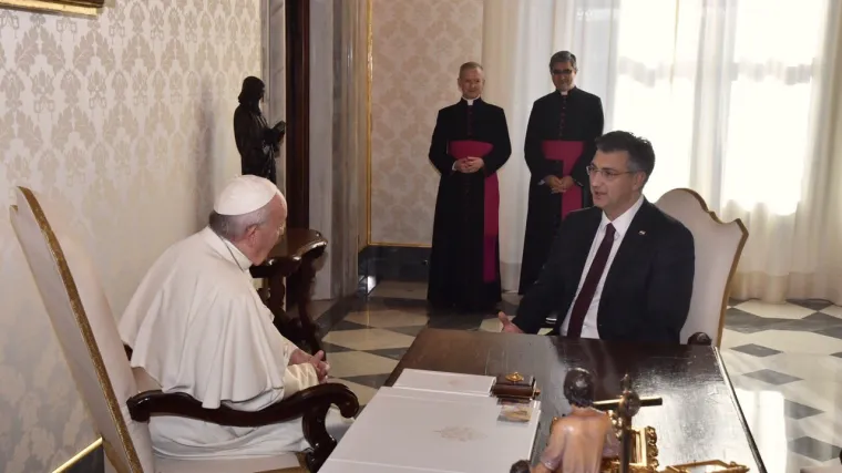 Plenković bio s Papom 22 minute, pozvao ga Hrvatsku: Od Franje je dobio dar i poruku 'Strpljenje'
