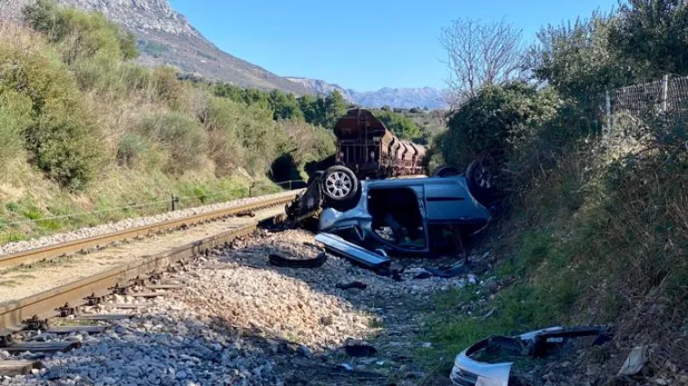 Te&scaron;ka nesreća u Ka&scaron;tel Luk&scaron;iću: Dvije osobe ozlijeđene u naletu vlaka, automobil smrskan