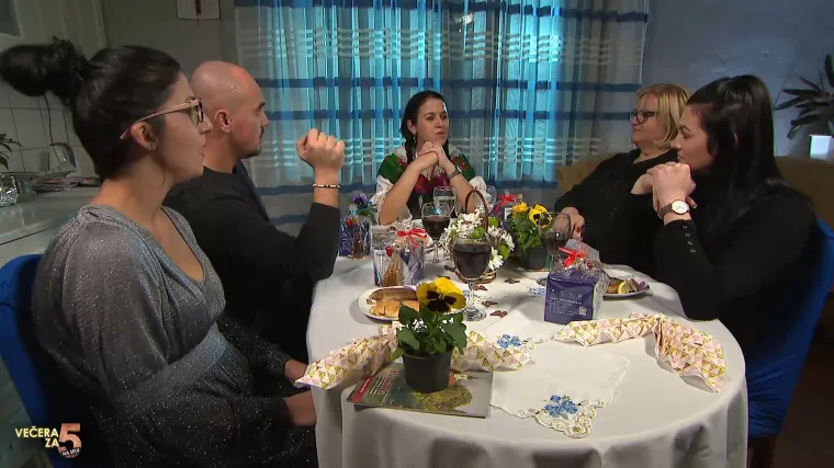 Marija gostima servirala tradicionalnu večeru i pre&scaron;la u vodstvo