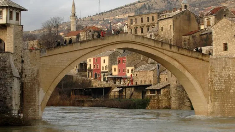 Čitav grad ostao bez struje, vjetar čupao stabla, promet u prekidu