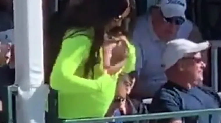 Bujna žena pokazala grudi i napravila pravi show na golf-turniru