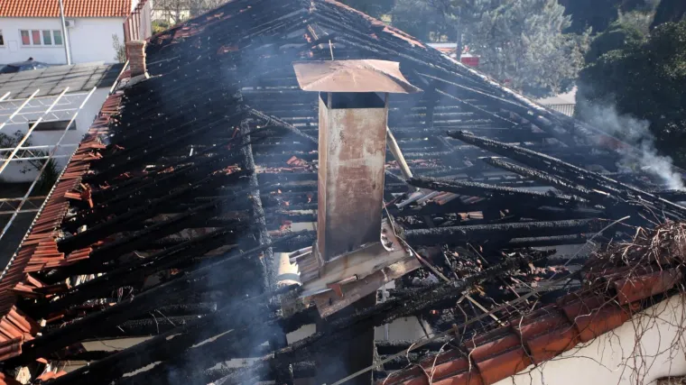 Čini se da je netko zapalio kontejnere uz menzu...