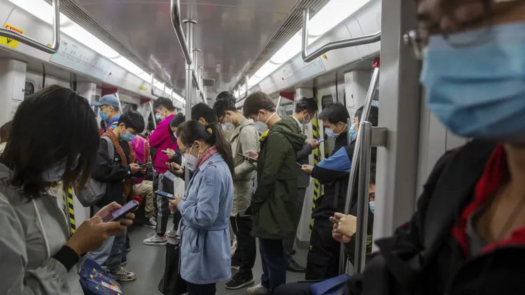 Kinezi se vraćaju na posao unatoč rekordnom broju mrtvih od koronavirusa, a mnogi rade od doma