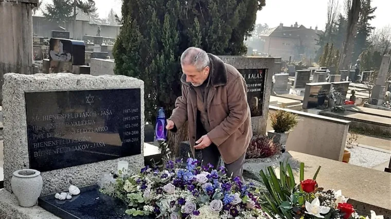 Bandić na Facebooku objavio fotografiju s groblja