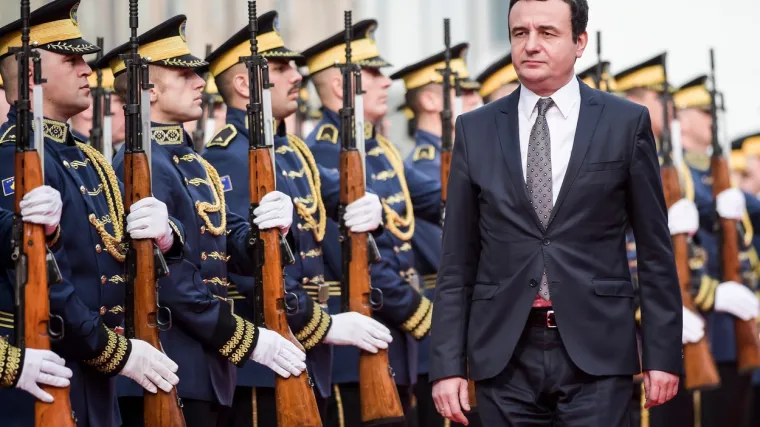 Sebi i ministrima će prepoloviti plaću