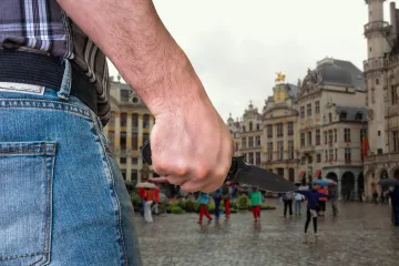 Krenuo u pljačku pekarnice i nije uspio. A onda je nožem pokušao ubiti slučajne prolaznike!