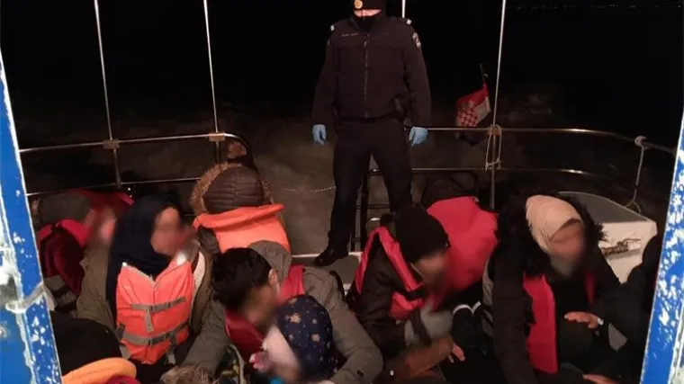 Čuli su zapomaganje s gumenjaka: Dubrovački policajci spasili 36 migranata, petero zavr&scaron;ilo u bolnici