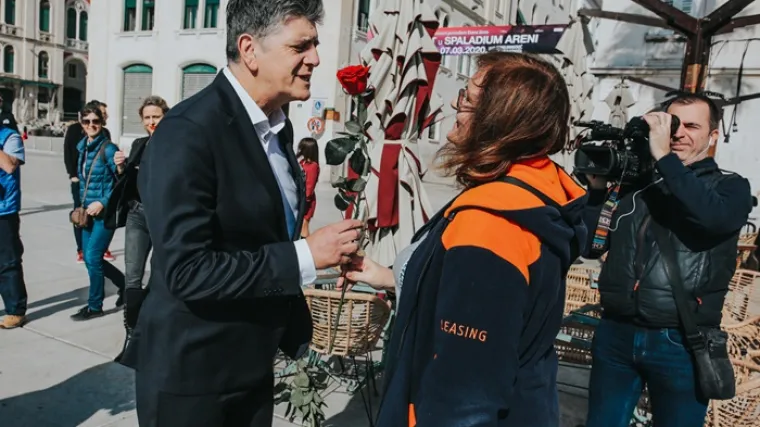 Klapa Ri&scaron;pet uoči Valentinova na rivi iznenadila Splićanke