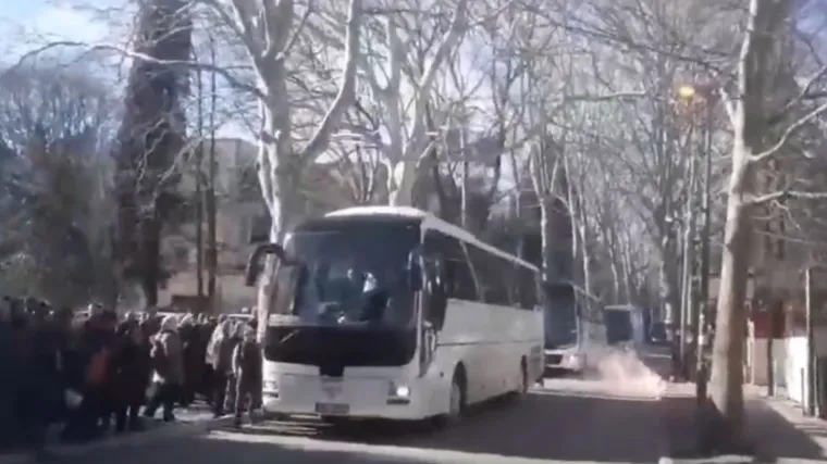 Gađali ih bakljama, kamenjem i staklenim bocama