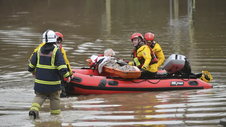 Posljedica oluje Dennis koja hara Velikom Britanijom: U poplavama u Walesu smrtno stradao mu&scaron;karac