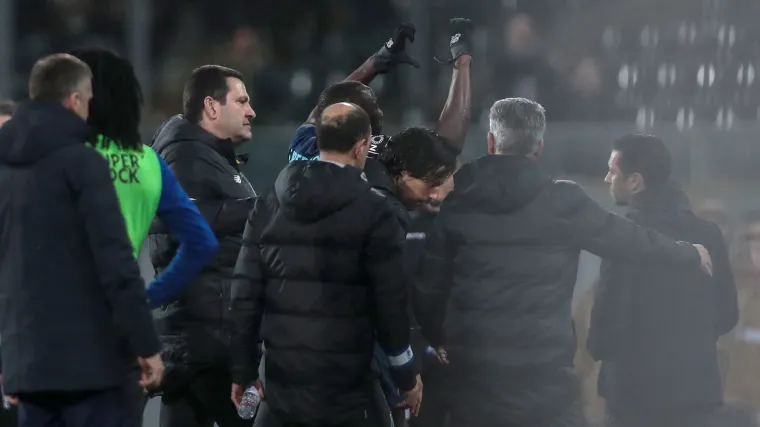 Navijači ga napali majmunskim hukanjem, on zabio pokazao im 'srednji' i napustio teren