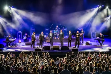 Slavujima će se na bini pridružiti još neke glazbene legende