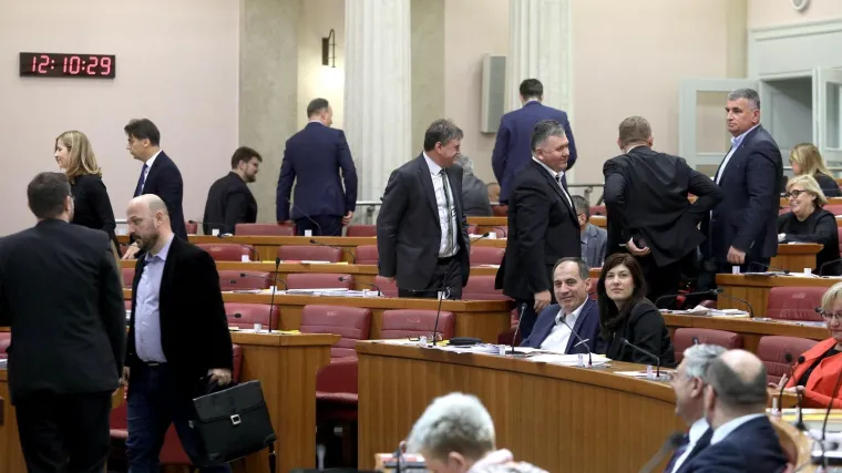Zekanović izvrijeđao Pupovca, manjinci napustili sjednicu. Glasanje odgođeno