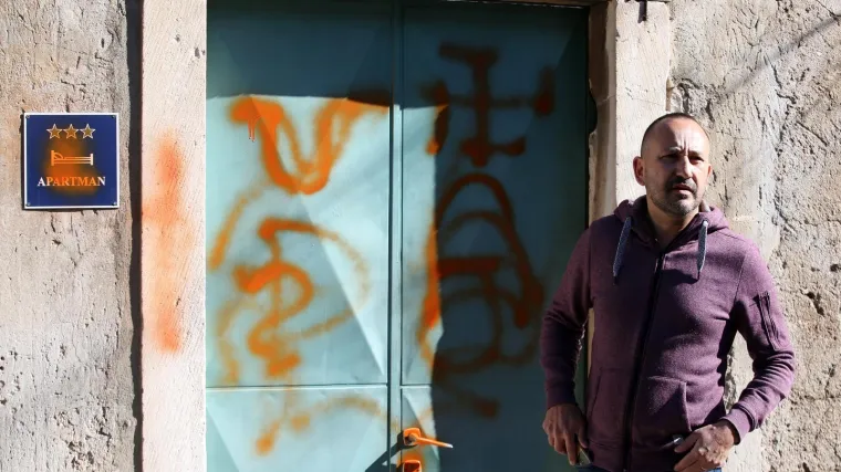 Na kući Hrvoja Zekanovića osvanuo usta&scaron;ki znak i kukasti križ: 'Mojoj majci je pozlilo...'