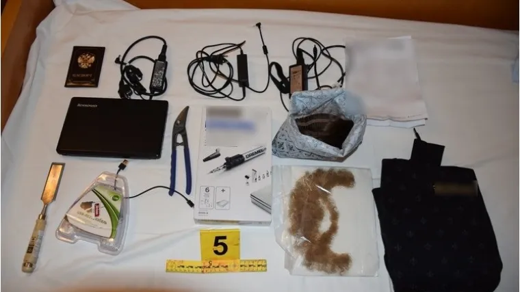 FOTO Pogledajte njihov alat, periku i lažne brkove: Mladi Rusi poku&scaron;ali opljačkati bankomat u Karlovcu