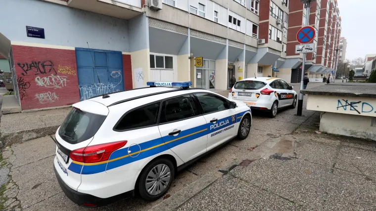 Drski srednjovječni mu&scaron;karac 'operirao' po parkirali&scaron;tu, provaljivao u aute i krao kartice