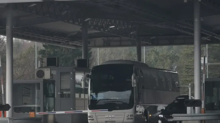 Pregledani autobusi s učenicima iz Omi&scaron;a i Splita: Svi su zdravi, napokon mogu kući