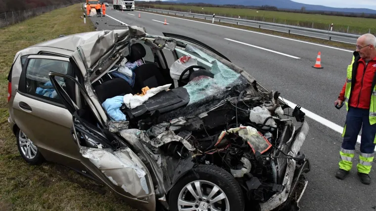 Užas na autocesti: Kod Starog Petrovog Sela poginuo vozač auta nakon sudara s vojnim kamionom