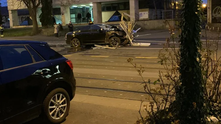 Kod po&scaron;te u Branimirovoj: Automobilom se zabio u tramvajsku stanicu, vozač prevezen u bolnicu