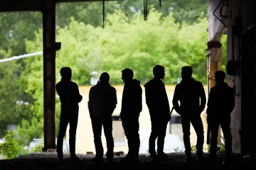 U Beogradu presreću migrante i dijele im rasističke letke: 'Zbog bolesnih napada na žene...'
