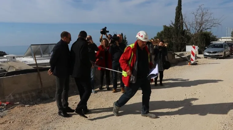 Prvi čovjek Dubrovnika 'poludio' na investitore koji su 'ukrali' pola metra ceste