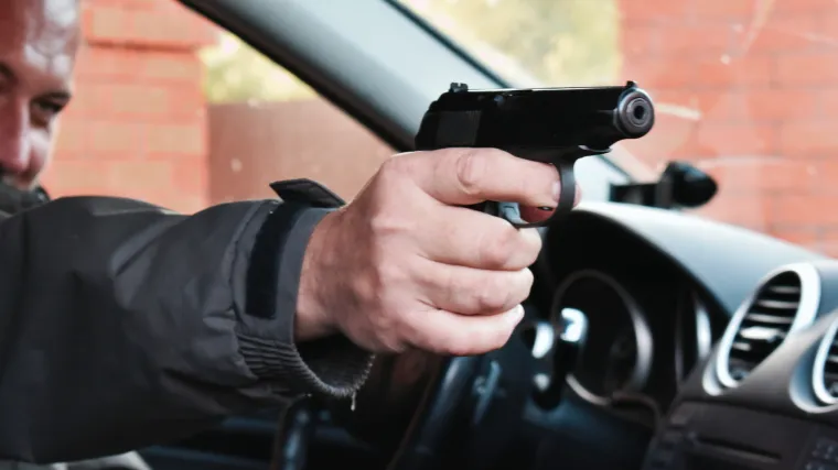 Mladić s BMW-om prepriječio put Citroenu. Izašao iz auta, izvukao pištolj i uperio ga prema vozaču i putnici