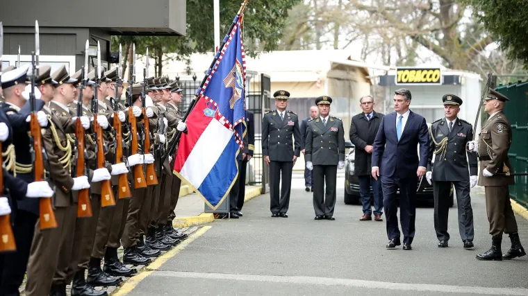Milanović posjetio Počasno-za&scaron;titnu bojnu: 'Patriotizam nije kad skoči&scaron; s 'Patrije' na beton'