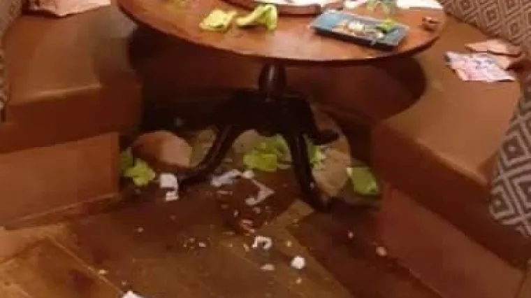 Facebookom kruži sramotna fotografija iz restorana, ljude razbjesnio prizor za stolom