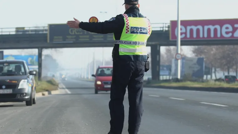 Prevrnuo se, a palete s papirom se razletjele po autocesti