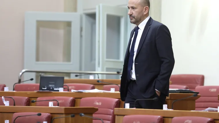 'O napadu na moju kuću svi šute, ali ne i kada Pupovca pogode kriškom limuna'