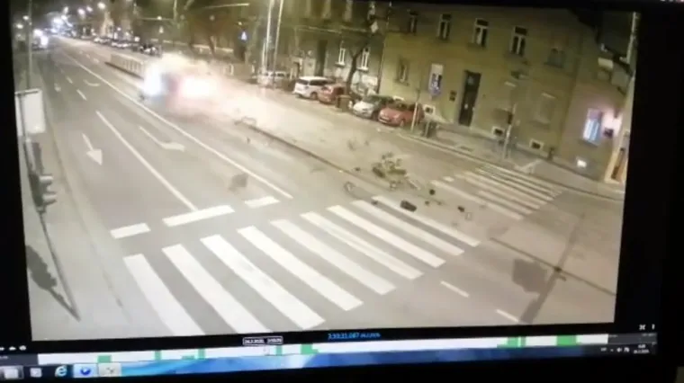 Audijem divljao na cesti pa pokosio tramvajsku stanicu