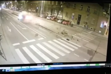 Audijem divljao na cesti pa pokosio tramvajsku stanicu