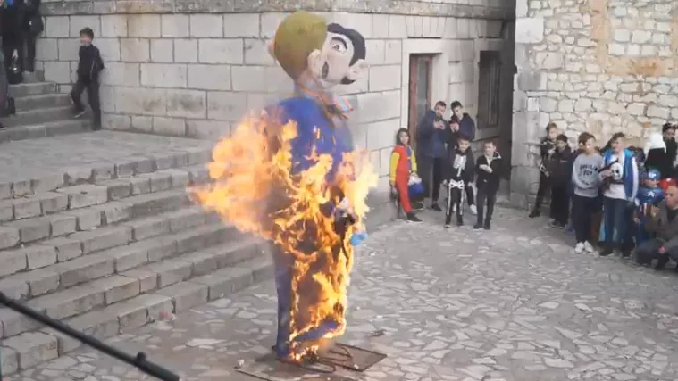 Policija u Imotskom zbog paljenja lutke gay para s djetetom: Slijedi kazna organizatorima?