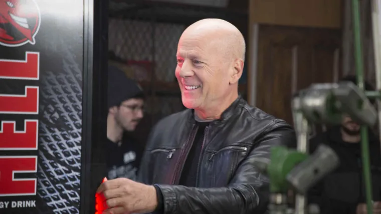 Bruce Willis i HELL ENERGY udružili su snage na snimanju novog TV spota s najzgodnijom ženom na svijetu