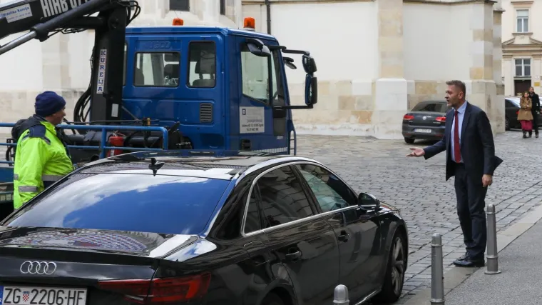 VIDEO/FOTO Beljak parkirao pred Saborom, 'pauk' mu skoro odnio limuzinu: 'Do&scaron;ao sam na 5 minuta'