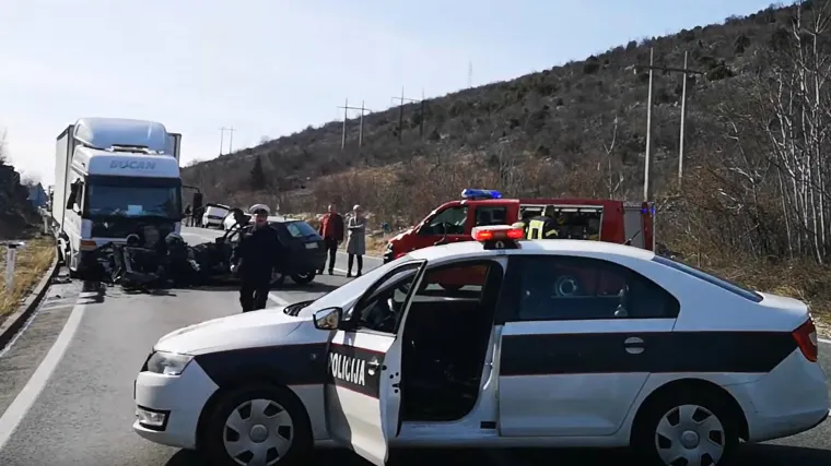 U izravnom sudaru kamiona i automobila kod Mostara poginuli majka i njezin 9-godi&scaron;nji sin