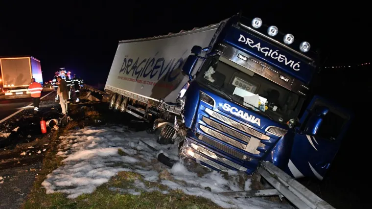 Stra&scaron;na nesreća na A3: Kamionu pukla guma, odletio u suprotnu traku i pokosio auto s dvoje ljudi