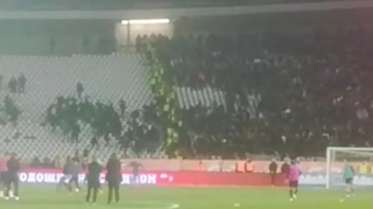 Igrači Zvezde i Partizana se zagrijavaju, navijači se tuku na tribinama, pojavila se i snimka makljaže s beogradskih ulica