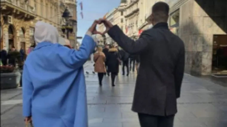 S mlađim dečkom uživa u Beogradu; 'Ljubav je u zraku'