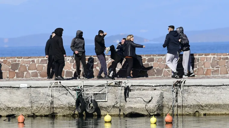 VIDEO Napali migrante koji su brodom stigli na njihovu obalu, a nakon toga pretukli novinara