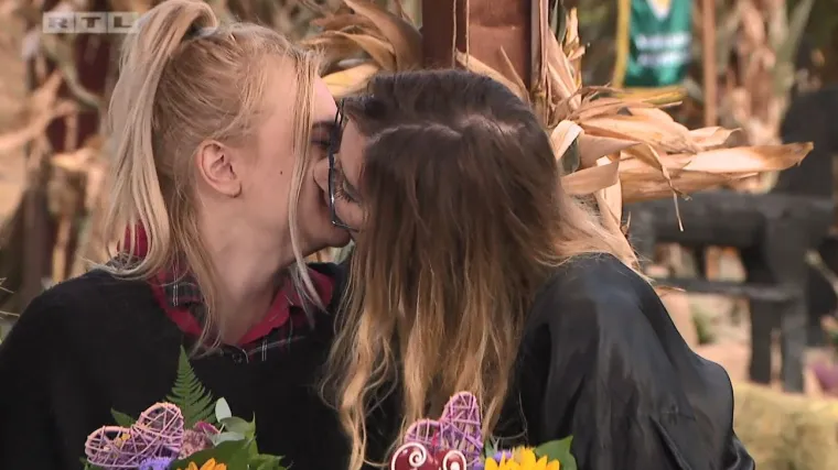 Ona iz revolta pred njegovim očima poljubila drugu curu!