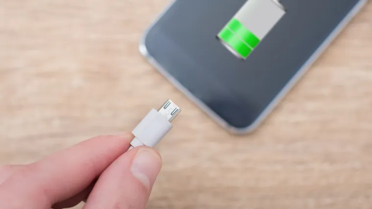 Ljudi, ne igrajte se! Zbog punjača za mobitel potpuno izgorjela soba, a &scaron;teta je 100 tisuća kuna