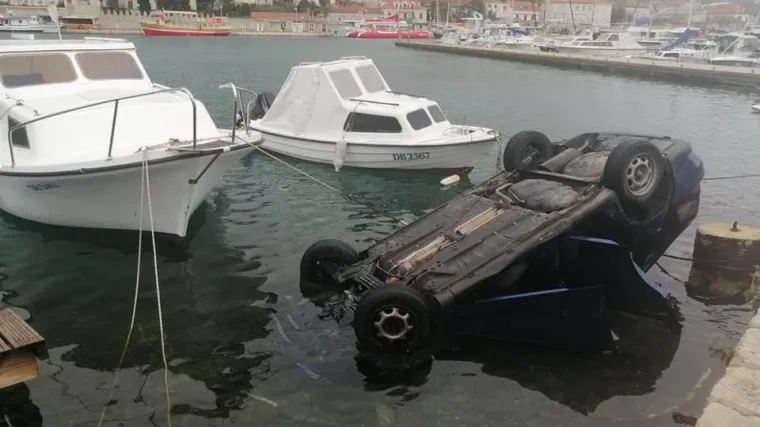 Autom uletjeli u more i završili na krovu