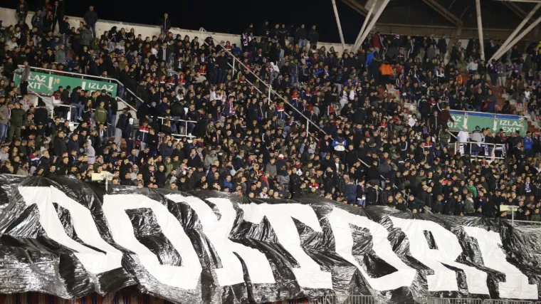 Torcida digla transparent pa zasula teren bakljama već na početku utakmice