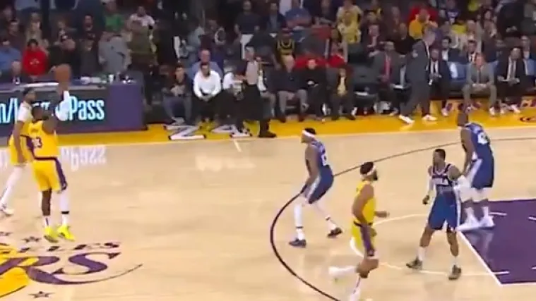 Ovo je nevjerojatno, pogledajte otkud je pogodio tricu