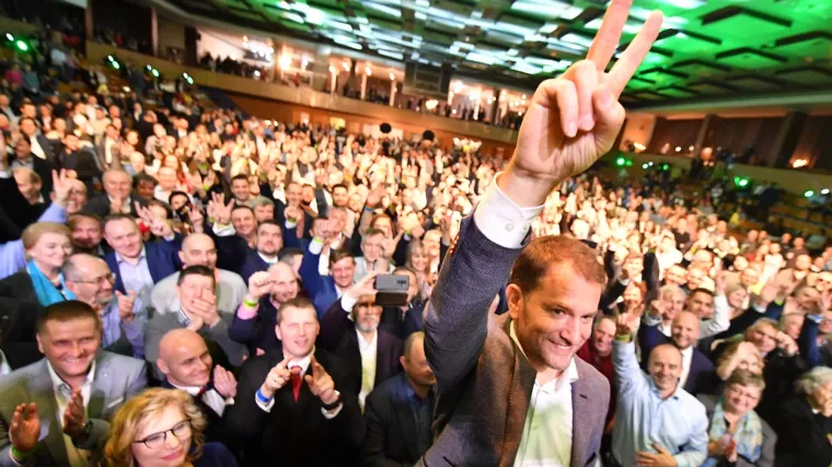 Stao pred vilu biv&scaron;eg ministra, polijepio plakate i rekao: 'Dobar dan, mafijo!'